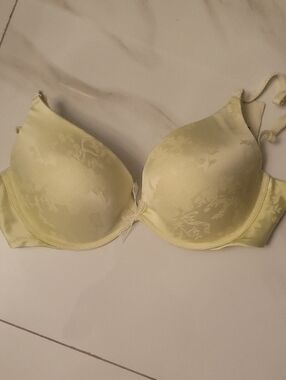 Victoria's Secret Pale Yellow Floral T-Shirt Bra